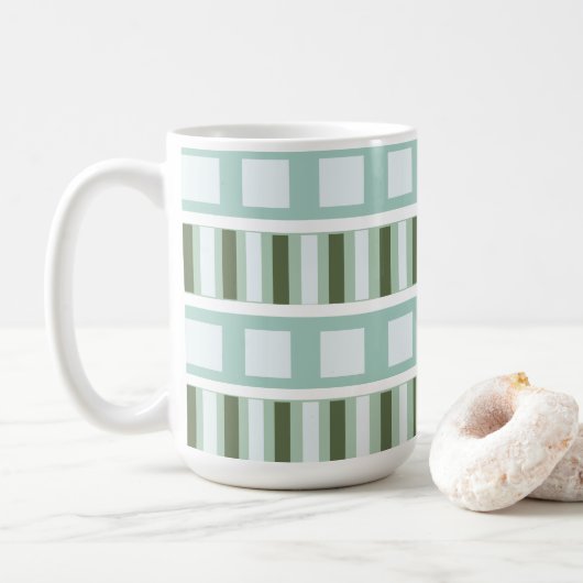 Geometrische aquamarine Streifen mit grünem Quadra Kaffeetasse (Mit Donut)