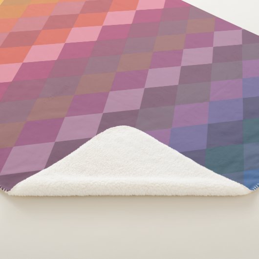 Geometrische Diamantformate in geröteten Rainbow-F Sherpadecke (3/4)