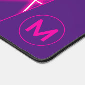 Geometrische Dreiecke Neonrosa Monogramm lila Schreibtischunterlage (Ecke)