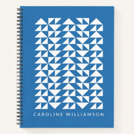Geometrische Dreiecksformen in blauem Personalisie Notizblock