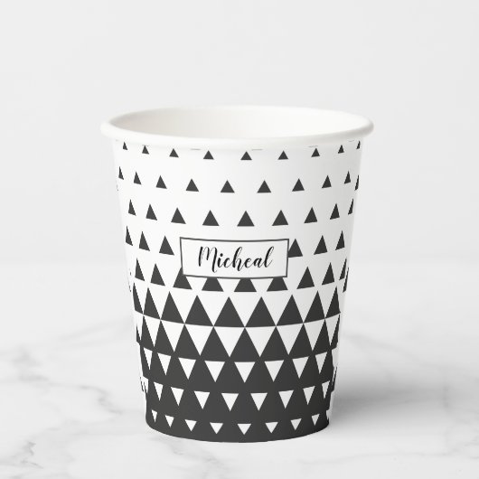 Geometrische Formen des Schwarz-weißen Dreiecks Pappbecher (Vorderseite)