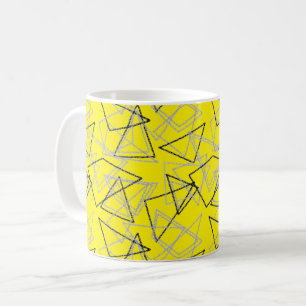 Geometrische Formen mit Kreide auf Gelb Kaffeetasse