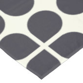 Geometrische Formen mittlerer Mod in Schwarz und W Tischdecke (Schrägansicht)