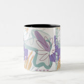 Geometrische Formen und Blume auf Weiß. Zweifarbige Tasse (Mittel)