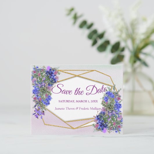 Geometrische Gold- und LavenderBlume Save the Date Ankündigungspostkarte (Stehend Vorderseite)