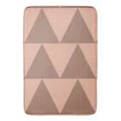 Geometrische große Dreiecke Mocha Mousse Dusty Pin Badematte (Vorderseite Vertikal)