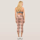 Geometrische große Dreiecke Mocha Mousse Dusty Pin Capri Leggings (Rückseite)