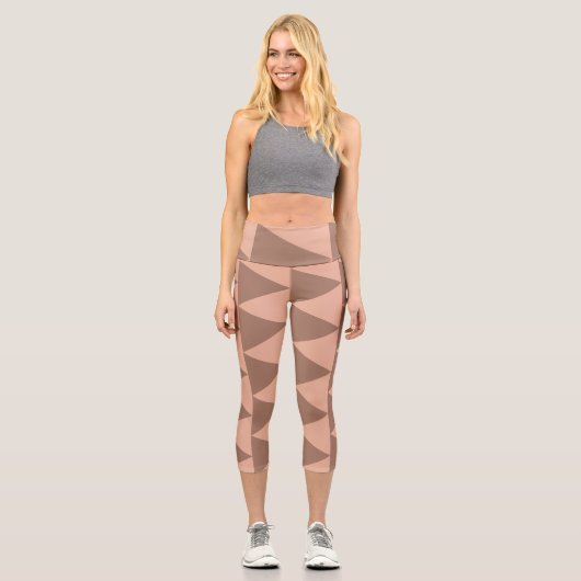 Geometrische große Dreiecke Mocha Mousse Dusty Pin Capri Leggings (Vorderseite)