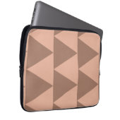 Geometrische große Dreiecke Mocha Mousse Dusty Pin Laptopschutzhülle (Vorne Rechts)