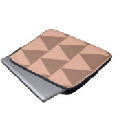 Geometrische große Dreiecke Mocha Mousse Dusty Pin Laptopschutzhülle (Vorne Knopf)