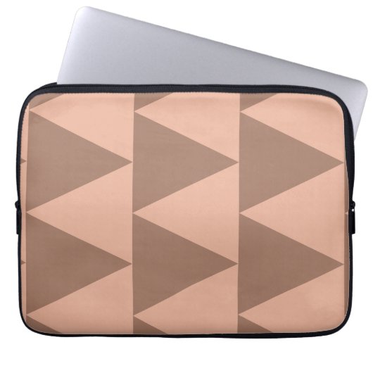 Geometrische große Dreiecke Mocha Mousse Dusty Pin Laptopschutzhülle (Vorderseite)