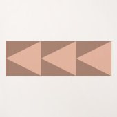 Geometrische große Dreiecke Mocha Mousse Dusty Pin Yogamatte (Vorderseite (Horizontal))