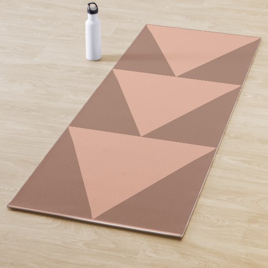 Geometrische große Dreiecke Mocha Mousse Dusty Pin Yogamatte (Beispiel)