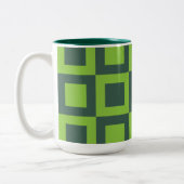 Geometrische grüne Quadrate Zweifarbige Tasse (Links)