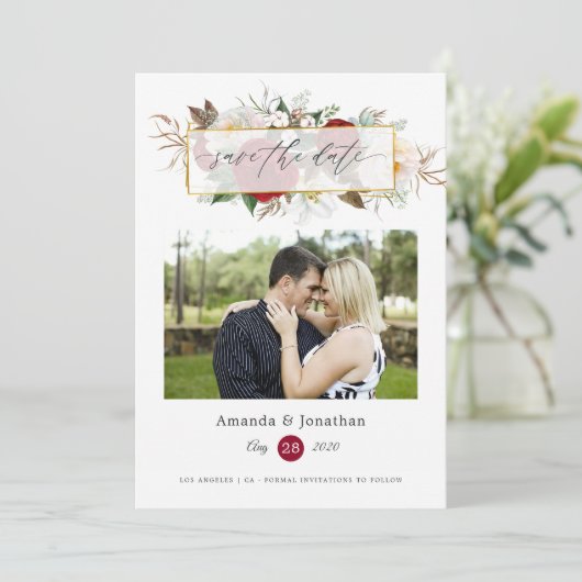 Geometrische Hochzeit von Burgund Rot und Weiß Save The Date (Stehend Vorderseite)