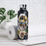 Geometrische Honeycomb | 7 FotoCollage & Monogramm Trinkflasche<br><div class="desc">7 Foto Collage gerahmt in einer Wabenform mit Ihrer Wahl der Personalisierung. Es gibt viele Wasserflaschen! Machen Sie sich mit Instagram Fotos oder Ihren eigenen Kunstwerken und Designs wirklich zu Ihrem Vorteil. Oder wählen Sie eines unserer bereits verfügbaren Designs aus. Wenn Sie Hilfe benötigen, um Ihre Fotos fit zu machen,...</div>