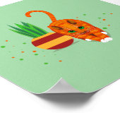 Geometrische Ingwer-Katze, die an einem Potposten  Poster (Ecke)