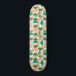 Geometrische, moderne Grün- und Peach-Methode Skateboard<br><div class="desc">Ein modernes geometrisches Muster in Grün- und Rosatönen. Inspiriert von der Mitte des Jahrhunderts modernen Design,  dieses Muster hat fette Formen und Kreise in modernen grafischen Aussehen.</div>