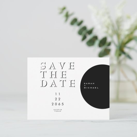 Geometrische moderne Schwarz-Weiß-Save the Date Ankündigungspostkarte (Stehend Vorderseite)