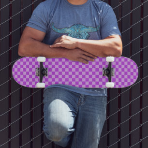 Geometrische Muster in Lila und Helllila Skateboard