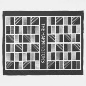 Geometrische Quadrate für Vlies-Decks aus Monogram Fleecedecke (Vorderseite (Horizontal))