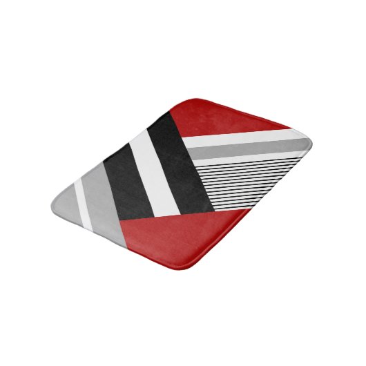 geometrische rote, graue, weiße und schwarze Forme Badematte (Schrägansicht)