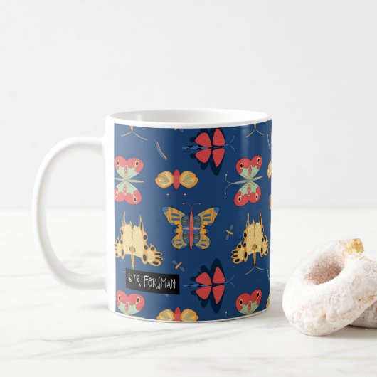 Geometrische Schmetterlinge auf Blau Kaffeetasse (Mit Donut)