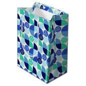 Geometrische Schneeflocken - Hintergrund - Geschen Mittlere Geschenktüte (Rückseite Schrägansicht)