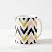 Geometrische Schwarz, Gold, Rosa und Weiß Zickzack Kaffeetasse (VorderseiteRechts)