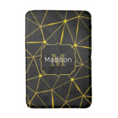 Geometrische schwarze Dreiecke Goldlinien Monogram Badematte (Vorderseite Vertikal)