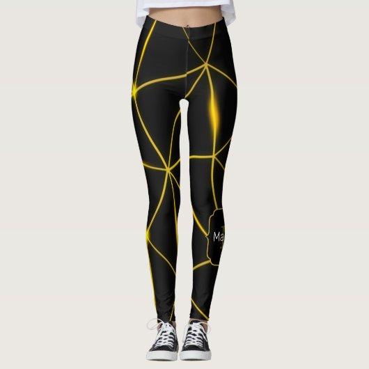 Geometrische schwarze Dreiecke Goldlinien Monogram Leggings (Vorderseite)