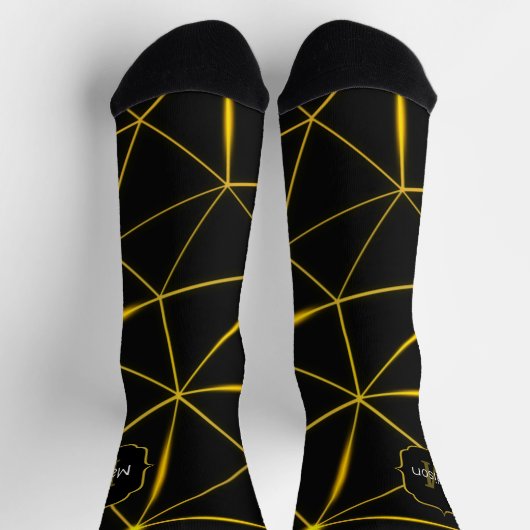 Geometrische schwarze Dreiecke Goldlinien Monogram Socken (Oben)