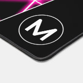 Geometrische schwarze Dreiecke Neonrosa Linien Mon Schreibtischunterlage (Ecke)