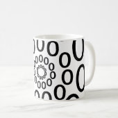 Geometrische schwarze und weiße Kreise Kaffeetasse (VorderseiteRechts)