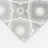 Geometrische Streifen (weiß und grau) und Quatrefo Fleecedecke (Ecke)