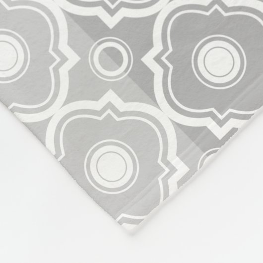 Geometrische Streifen (weiß und grau) und Quatrefo Fleecedecke (Ecke)