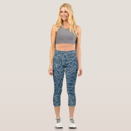Geometrische weiße Curvy-Linien auf blau Capri Leggings
