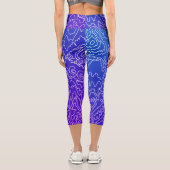 Geometrische weiße Curvy-Linien auf blau Capri Leggings (Rückseite)