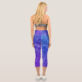 Geometrische weiße Curvy-Linien auf blau Capri Leggings (Rückseite)