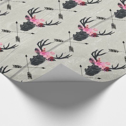Geometrischer Hirschkopf mit Blume und überkreuzte Geschenkpapier (Ecke)
