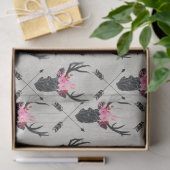 Geometrischer Hirschkopf mit Blume und überkreuzte Seidenpapier (Geschenk)