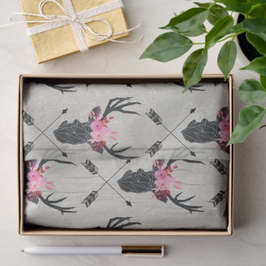 Geometrischer Hirschkopf mit Blume und überkreuzte Seidenpapier (Geschenk)