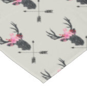 Geometrischer Hirschkopf mit Blume und überkreuzte Tischdecke (Schrägansicht)