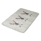 Geometrischer Hirschkopf mit Blumenkronen auf Fake Badematte (Schrägansicht)