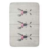 Geometrischer Hirschkopf mit Blumenkronen auf Fake Badematte (Vorderseite Vertikal)