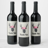 Geometrischer Hirschkopf mit Blumenkronen auf Fake Weinetikett (Flaschen)