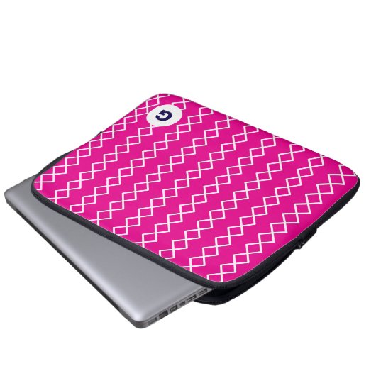Geometrischer Notebookschlauch mit rosa Monogramm Laptopschutzhülle (Vorne Knopf)