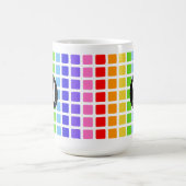Geometrischer Quadrat-Regenbogen färbt Monogramm Kaffeetasse (Mittel)
