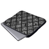 geometrischer Schwarz-Weiß-Hintergrund mit Hand d Laptopschutzhülle (Vorne Knopf)