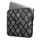geometrischer Schwarz-Weiß-Hintergrund mit Hand d Laptopschutzhülle (Vorderseite Links)
